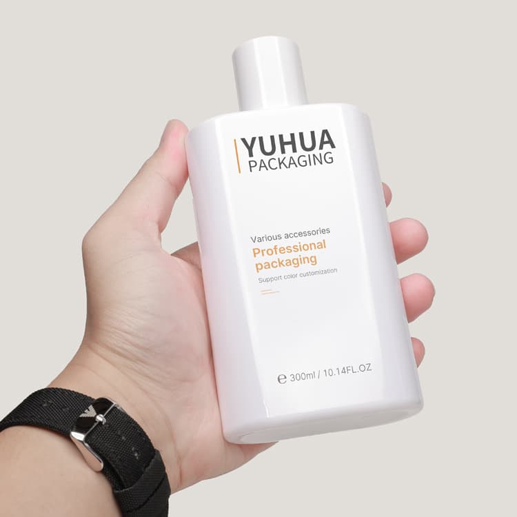 Cosmetic packaging — Recycled Plastic Cosmetic Bottle White square Shape Shampoo with Screw Cap 250ml 300ml PET PCR Skincare Bottle